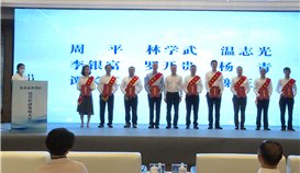 德勝釩鈦公司及董事長(zhǎng)周平分獲“沙灣區(qū)優(yōu)秀民營(yíng)企業(yè)”、“沙灣區(qū)優(yōu)秀民營(yíng)企業(yè)家”榮譽(yù)